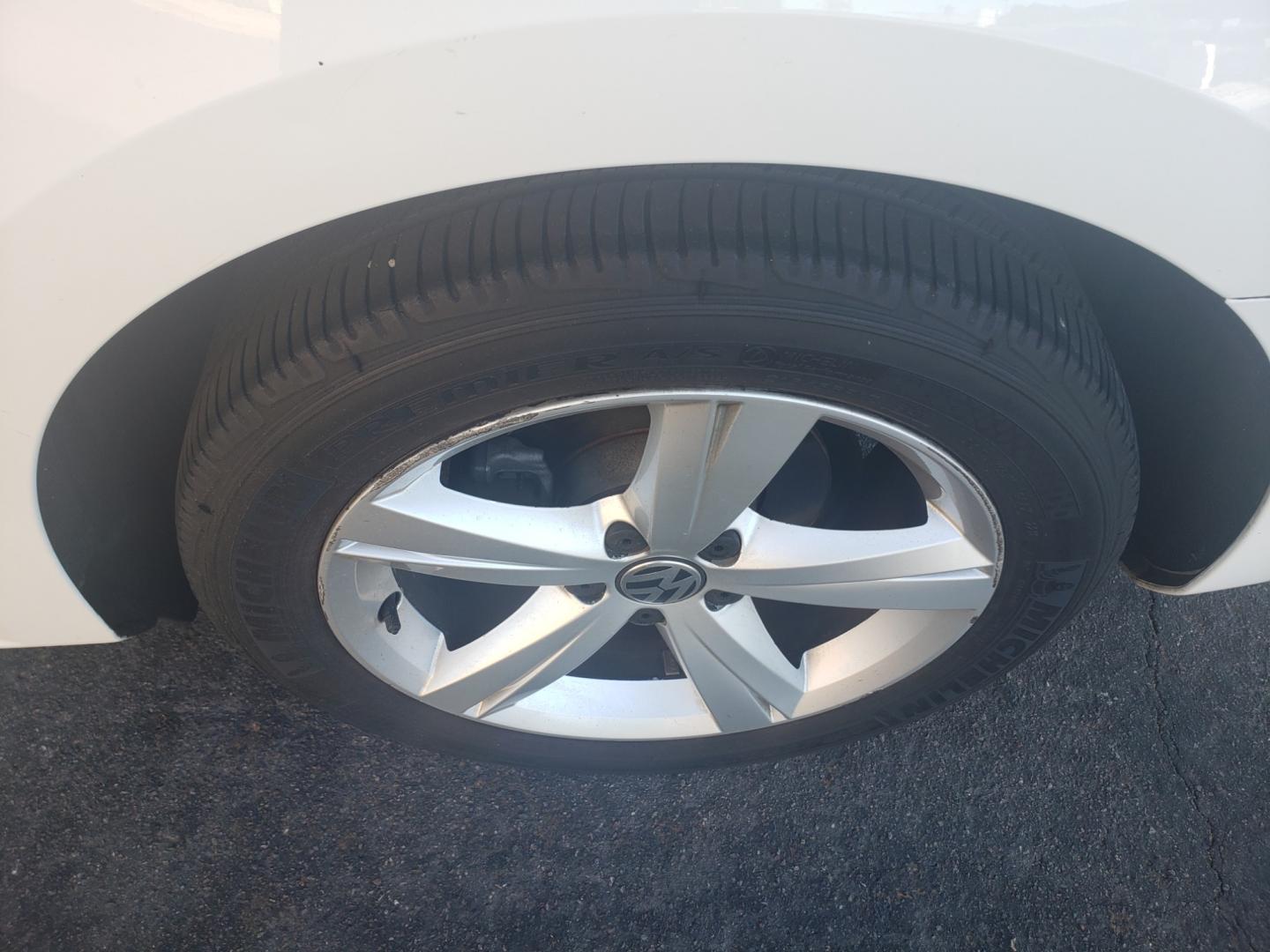 2013 WHITE /gray and black Volkswagen Passat se (1VWBP7A31DC) with an 2.5 l5 engine, 6-Speed Automatic transmission, located at 323 E Dunlap Ave., Phoenix, AZ, 85020, (602) 331-9000, 33.567677, -112.069000 - Photo#18